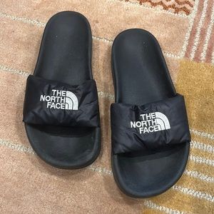 North Face black slides in 7
